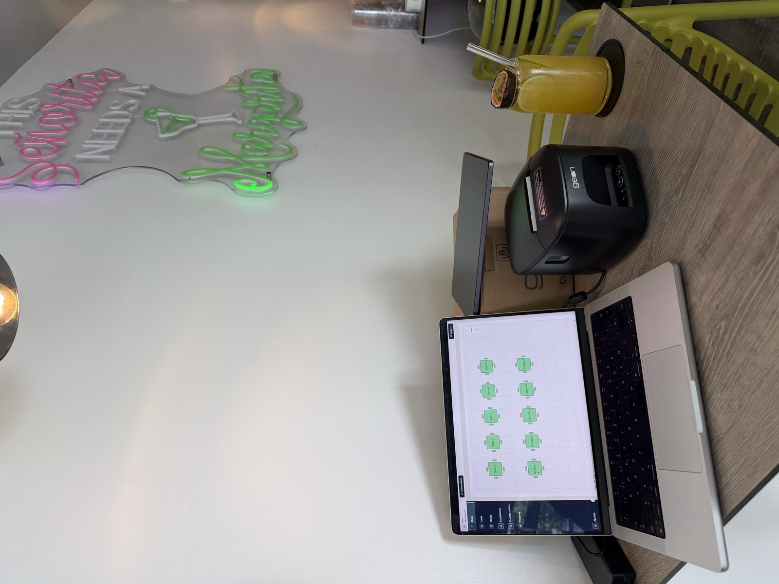 iTaula na laptopie z mapą stolików, obok drukarki paragonów, na barze restauracji